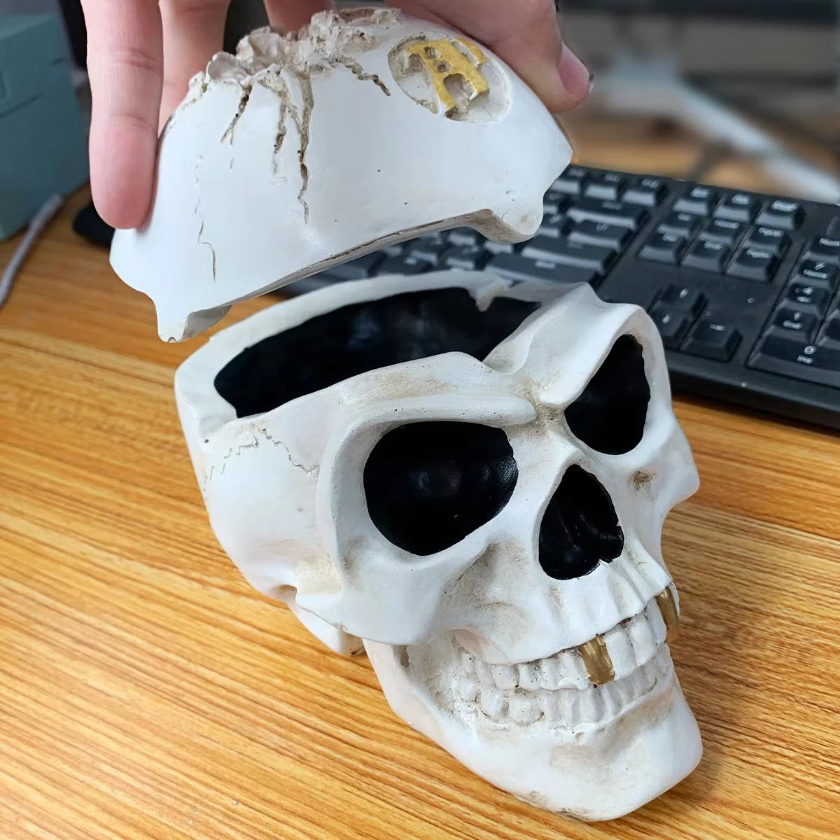 Terrifying Pirate Skull Ashtray Horror Vampire Skull Cigarette Ashtray Halloween Retro Spooky Skull Ashtray Ornament